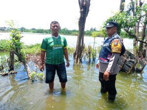 Bhabinkamtibmas Tanjungsari Polsek Taman Kunjungi Warga Terdampak Banjir, Salurkan Bantuan Sembako di Dusun Dodokan