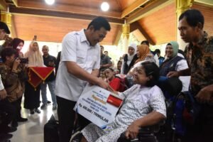 Gubernur Jatim Salurkan Bansos Rp3,016 Miliar di Sidoarjo, Bupati Subandi Pastikan Tepat Sasaran
