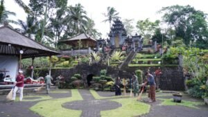 Wujud Toleransi, Satgas TMMD Ke 127 Kodim 0808/Blitar Bersihkan Pura Agung Arga Sonya