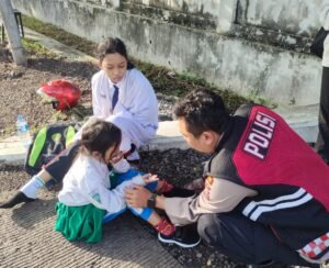 Sigap dan Humanis, Anggota Samapta Polsek Buduran Bantu Anak Sekolah Terjatuh di Jalan