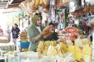 Wabup Mimik Idayana Sidak Harga Sembako di Pasar Porong, Pastikan Stabilitas Jelang Lebaran