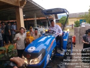 Menuju Pertanian Modern, Anggota DPR RI Serahkan Traktor Roda 4 kepada Poktan Sejahtera Gedang Rowo