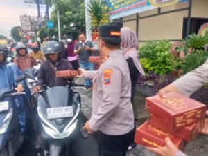 Polsek Gedangan Bersama DNY Skin Care dan Komunitas Disabilitas Berbagi 150 Paket Takjil