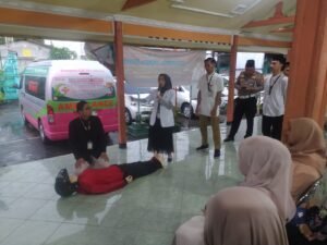 Polisi Gelar PPGD Bersama Pihak Medis di Balongbendo