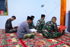 Meski Puasa Dan Bekerja Seharian, Satgas TMMD Ke 127 Kodim 0808/Blitar Tetap Laksanakan Tadarus Di Desa Krisik