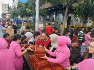 Polsek Gedangan Bersama Bhayangkari Bagikan Ratusan Takjil ke Masyarakat
