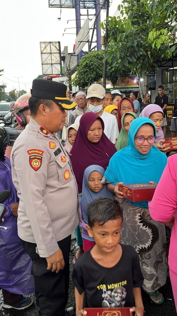 Polsek Gedangan Bersama Bhayangkari Bagikan Ratusan Takjil ke Masyarakat