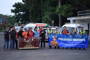 Sinergi di Bulan Suci, Satlantas Polres Gresik dan Driver Ambulans Bagikan Takjil di Depan Kantor Bupati