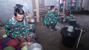 Kebersamaan TMMD Ke 127 Kodim 0808/Blitar, “Anggota Satgas Bantu Warga Memasak Di Dapur
