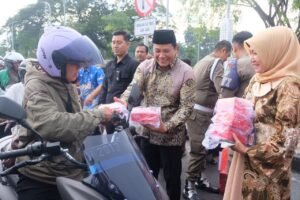 Forkopimda dan ASN Sidoarjo Bagikan 75.000 Paket Takjil kepada Masyarakat