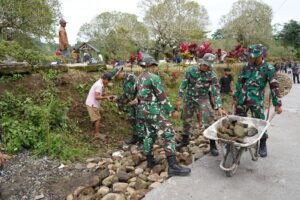 Pemasangan Berem Jalan Terus Dikebut Satgas TMMD Ke 127 Kodim 0808/Blitar Bersama Warga