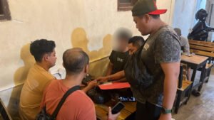 Satreskrim Polres Gresik Ringkus Pengedar 2 Kg Serbuk Petasan di Warkop Desa Pelemwatu