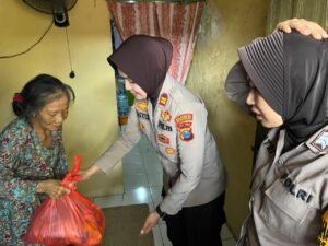 Polsek Sedati Patroli Sambil Bagikan 150 Paket Sembako kepada Warga Kurang Mampu di Bulan Ramadhan