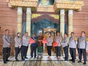 Kapolsek Sedati Pimpin Kerja Bakti Bersih Masjid dan Berbagi Sembako di Jumat Berkah
