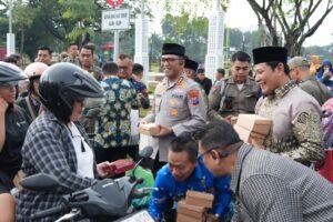 Solid dan Peduli, Forkopimda Sidoarjo Bagikan Ratusan Takjil di Alun-Alun