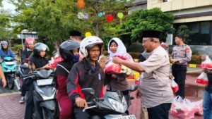 Polresta Sidoarjo Gandeng Mahasiswa Berbagi Takjil untuk Masyarakat