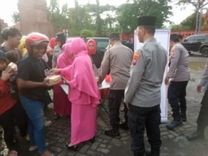 AJS dan Polsek Buduran Sidoarjo Tebar Kebaikan, Bagikan Ratusan Takjil di Depan Museum Mpu Tantular