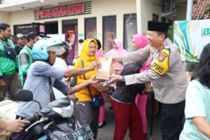 Berbagi Berkah Ramadan, Kapolres Mojokerto Kota Bersama Ketua Bhayangkari Bagikan Takjil untuk Masyarakat