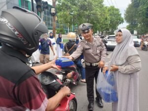 Polsek Krian Amankan Kegiatan Berbagi Takjil SDN 4 Krian 