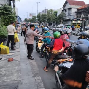 Kapolsek Gedangan Bagikan 100 Takjil ke Masyarakat