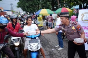 Kapolsek Taman Bersama Bhayangkari dan Anggota Polsek Taman Bagikan Takjil kepada Pengguna Jalan di Jl Raya Kalijaten