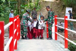 Menjelang Penutupan TMMD Ke 127, Dan SSK Satgas Lakukan Pengecekan Jembatan Merah Putih Rampung 100 Persen