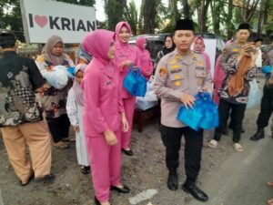 Tebar Kepedulian di Bulan Ramadan, Kapolsek Krian Bersama Bhayangkari Bagikan Takjil kepada Pengguna Jalan