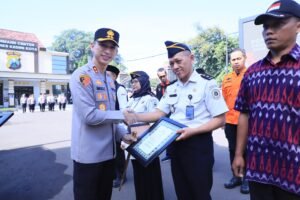 Kapolres Kediri Kota Berikan Penghargaan kepada 35 Personel dan 11 Warga Berprestasi