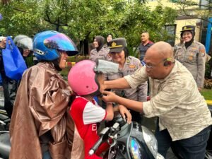 Polresta Sidoarjo Bagikan Takjil, Helm dan Stiker Saat Awali Operasi Ketupat Semeru 2026