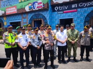 Kapolri Tinjau Pos Pelayanan Lebaran di Terminal Purabaya Bungurasih, Ingatkan Kru Bus Jaga Keselamatan Penumpang