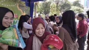 Aliansi Madura Indonesia Salurkan 2.000 Paket Sembako di Depan Gedung Grahadi