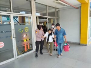Polwan Polresta Sidoarjo Bantu Lansia Naik Bus di Terminal Purabaya Saat Arus Mudik