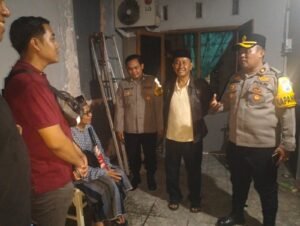 Diterjang Angin Kencang, Kapolsek Gedangan Datangi Rumah Warga Terdampak