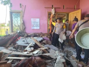 Gotong Royong, Kapolsek Gedangan Pimpin Kerja Bakti Bersihkan Rumah Warga