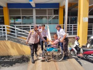 Arus Balik Lebaran, Polwan Polresta Sidoarjo Bantu Disabilitas Naik Bus di Terminal Purabaya 