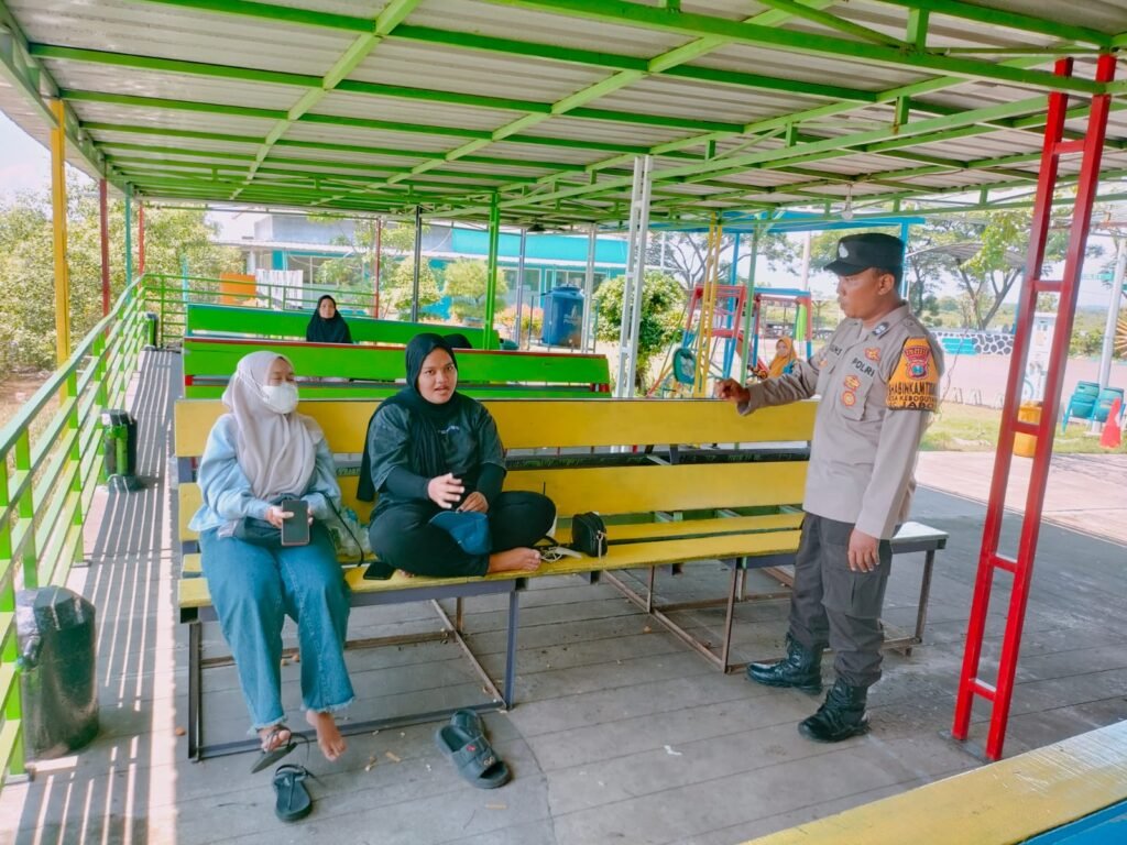 Berikan Rasa Aman, Polisi Siaga di Wisata Bahari Tlocor Selama Libur Lebaran
