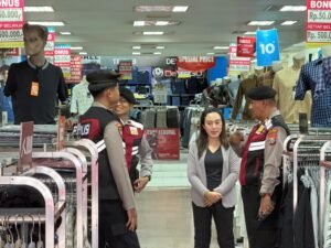 Polisi Hadir Di Tengah Masyarakat, Patroli Jalan Kaki Polres Kediri Kota Ciptakan Rasa Aman