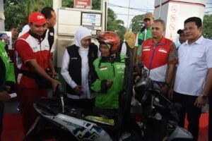 Bupati Sidoarjo Dampingi Gubernur Jatim Bagikan BBM Gratis dan Tinjau Pasar Murah di Sedati