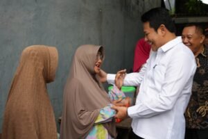 Tinjau RTLH di Kureksari, Bupati Subandi Pastikan Perbaikan Rumah dan Salurkan Bantuan Kursi Roda