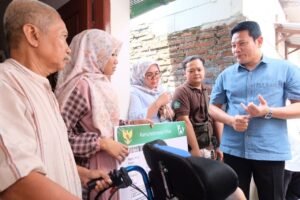 Berkunjung ke Taman, Bupati Sidoarjo Sidak RTLH dan Serahkan Bantuan Kursi Roda untuk Warga