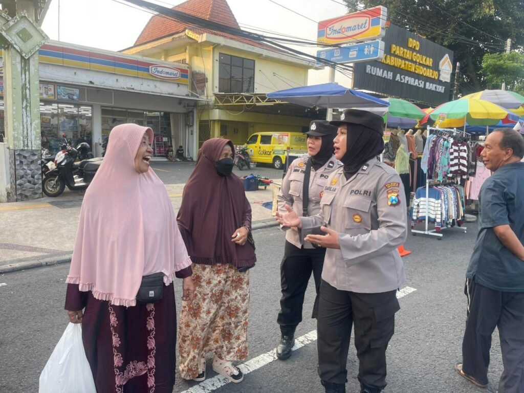 Aksi Humanis.Polwan Polresta Sidoarjo Amankan Car Free Day 