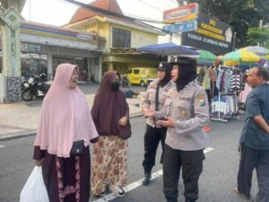 Aksi Humanis.Polwan Polresta Sidoarjo Amankan Car Free Day 
