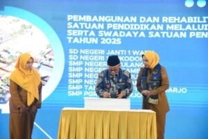 Pemerintah Pusat Revitalisasi 45 Sekolah dan Salurkan 1.577 Smartboard untuk Pendidikan di Sidoarjo