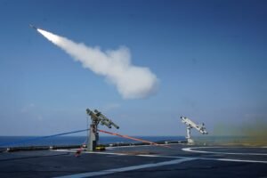 Unsur KRI Koarmada II Tunjukkan Kekuatan Tempur pada Puncak Latihan Operasi Laut Gabungan TA. 2026