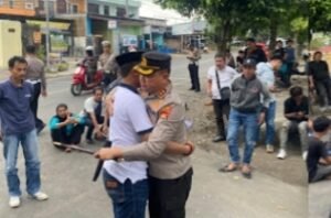 Pendemo tolak audiensi di aula Mapolres Bulukumba, Kapolres Datang dan Temui Peserta Aksi Sambil Duduk di Aspal.