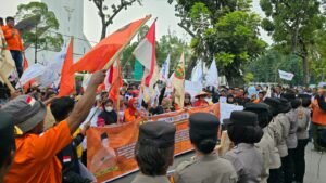 Pengamanan Berlangsung Humanis, Massa Partai Buruh Beri Bunga Ke Petugas