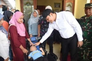 Bupati Subandi Sidak RTLH dan Salurkan Bantuan Kursi Roda untuk Warga Tarik