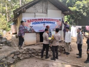 Kapolres Pasuruan Blusukan Salurkan Bantuan Sosial ke Warga Kurang Mampu di Pasrepan