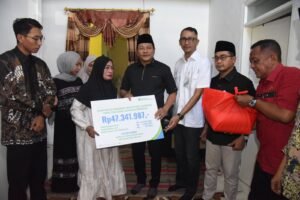 Bupati Subandi Serahkan Santunan BPJS Ketenagakerjaan kepada Keluarga Korban Kecelakaan dan Almarhum Kades Buncitan