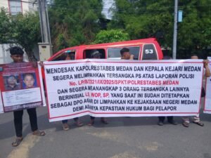Ibu Korban Penganiayaan Brutal, Berdoa dan Menyampaikan Aspirasinya di Polrestabes Medan